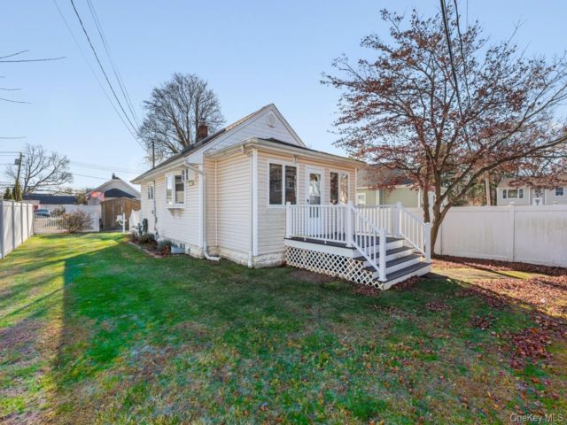  3 BR,  1.00 BTH &nbsp;Ranch style home in West Babylon