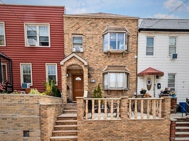  3 BR,  2.00 BTH &nbsp;House style home in Maspeth