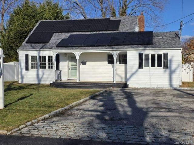  4 BR,  4.00 BTH &nbsp;Cape cod style home in North Babylon