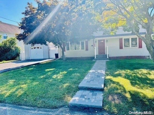  2 BR,  1.00 BTH &nbsp;Colonial style home in Huntington Station