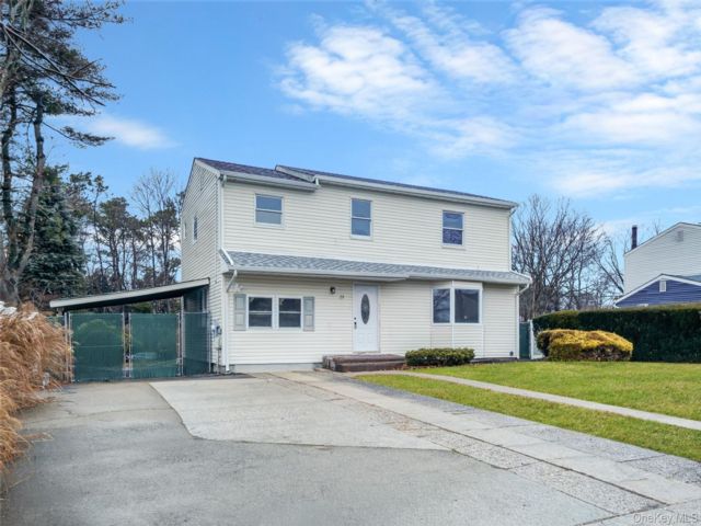  5 BR,  2.00 BTH &nbsp;Colonial style home in Central Islip