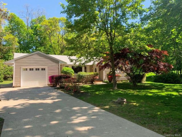  3 BR,  2.00 BTH &nbsp;Ranch style home in Port Jefferson
