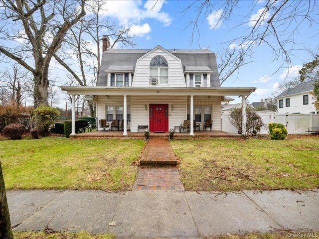  5 BR,  5.00 BTH &nbsp;Colonial style home in Woodmere