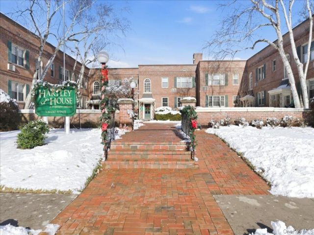  1 BR,  1.00 BTH &nbsp;Garden style home in Rockville Centre