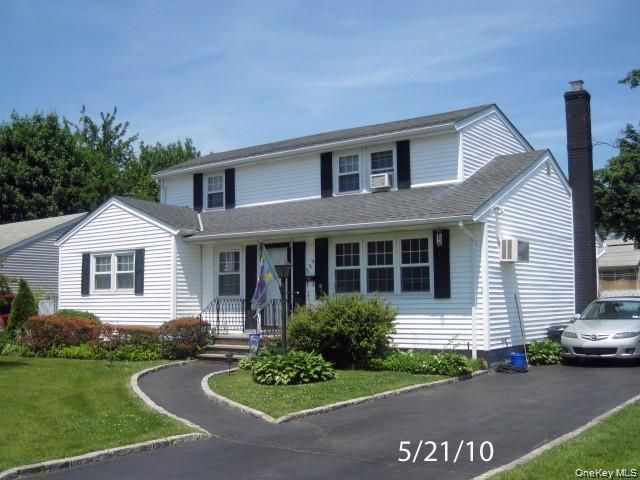  4 BR,  3.00 BTH &nbsp;Exp ranch style home in Hicksville