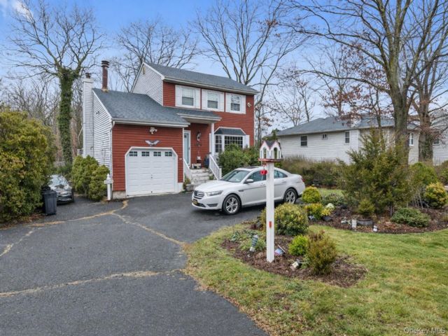  3 BR,  2.00 BTH &nbsp;Colonial style home in Ronkonkoma