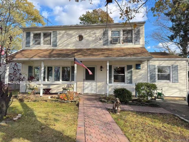  5 BR,  2.00 BTH &nbsp;Colonial style home in Levittown