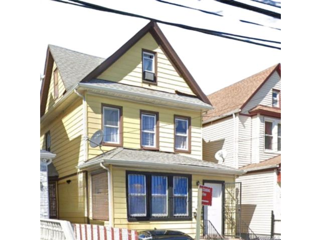  5 BR,  2.00 BTH &nbsp;Colonial style home in Richmond Hill