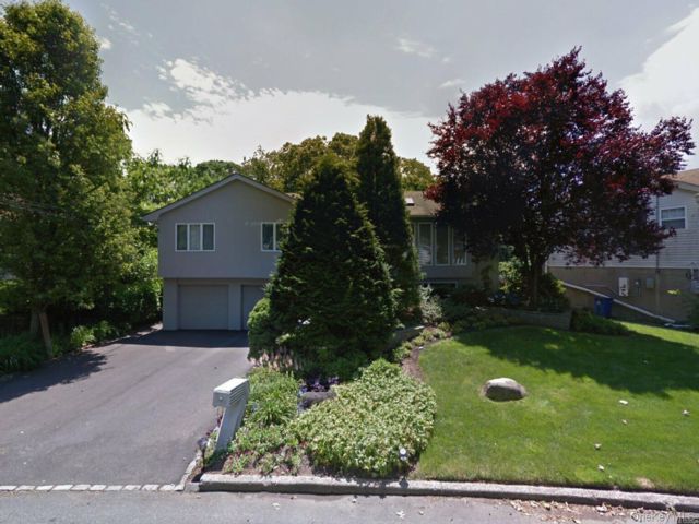  4 BR,  2.00 BTH &nbsp;Split level style home in Huntington Station