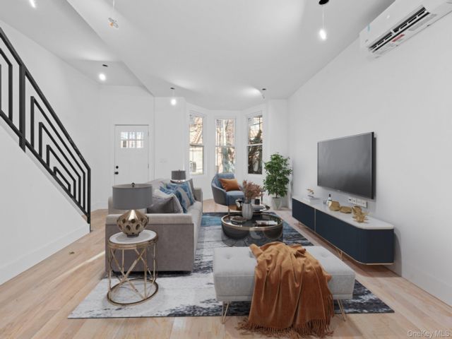  3 BR,  3.00 BTH &nbsp;House style home in Flatlands