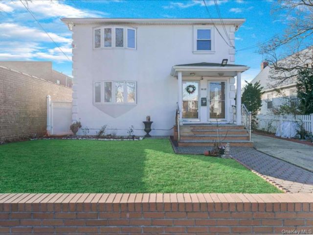  6 BR,  4.00 BTH &nbsp;House style home in Bayside