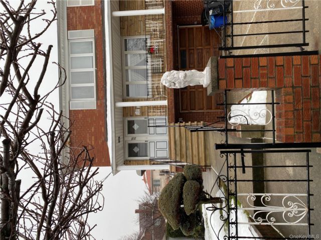  3 BR,  2.00 BTH &nbsp;Colonial style home in Whitestone