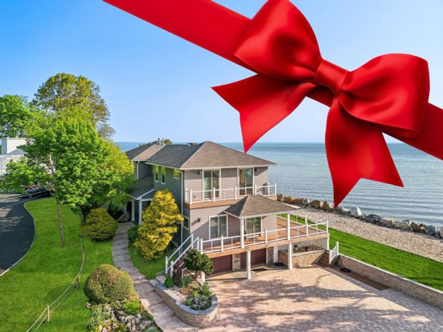  6 BR,  5.00 BTH &nbsp;Contemporary style home in Northport