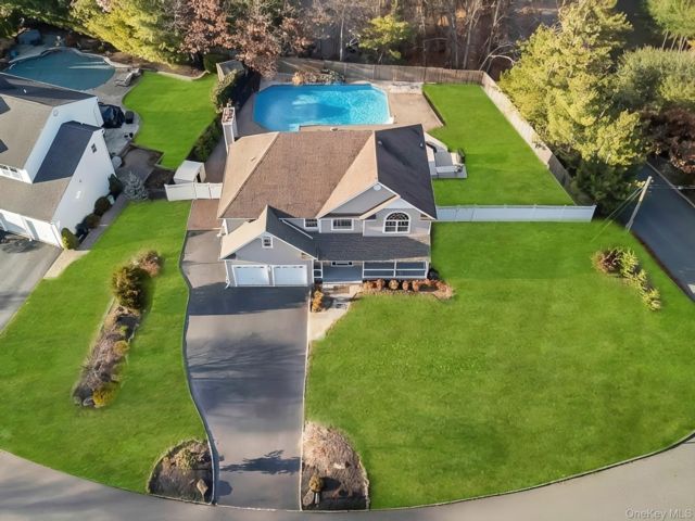  4 BR,  4.00 BTH &nbsp;Colonial style home in Smithtown