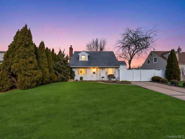  3 BR,  1.00 BTH &nbsp;Cape cod style home in Levittown