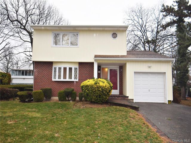  3 BR,  3.00 BTH &nbsp;Colonial style home in Massapequa