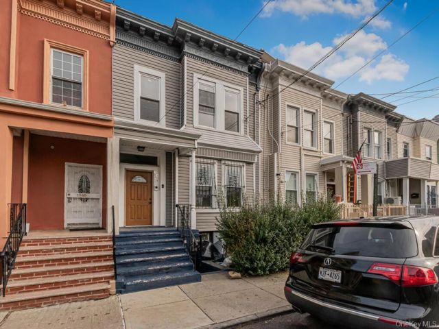  4 BR,  1.00 BTH &nbsp;Victorian style home in Longwood