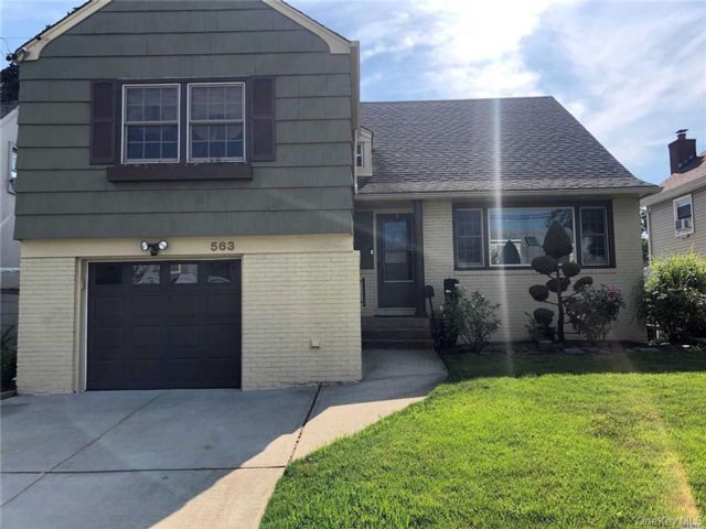  4 BR,  3.00 BTH &nbsp;Split ranch style home in Cedarhurst