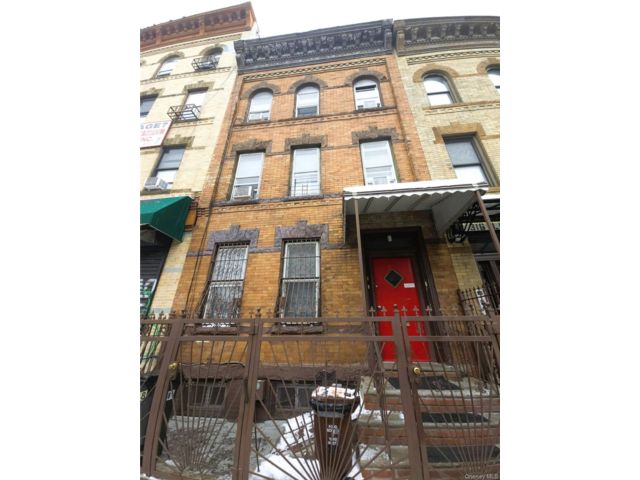  8 BR,  3.00 BTH &nbsp;Colonial style home in Bushwick