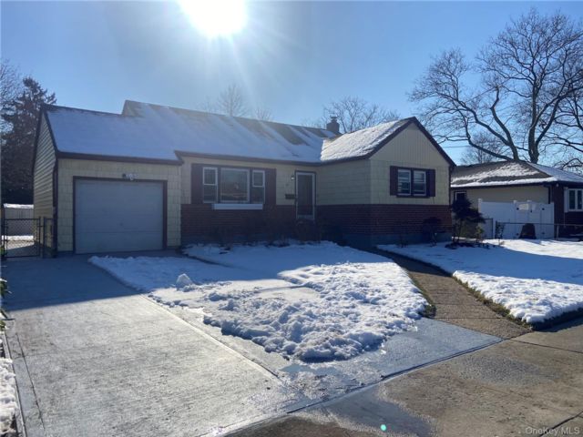  3 BR,  2.00 BTH &nbsp;Ranch style home in Hempstead