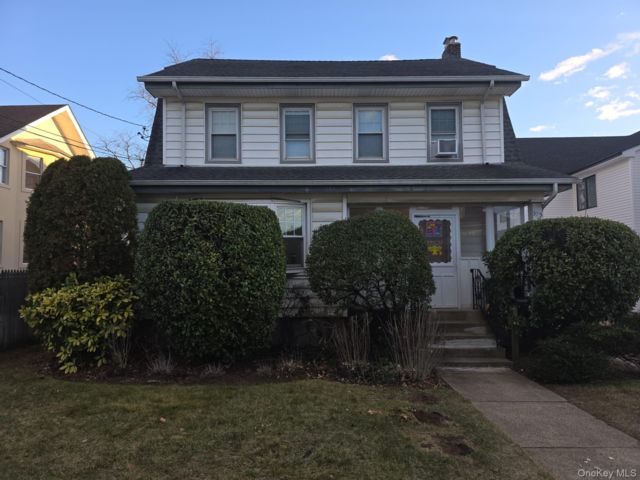  3 BR,  3.00 BTH &nbsp;Colonial style home in Cedarhurst