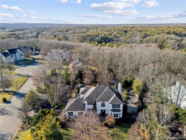  4 BR,  4.00 BTH &nbsp;Colonial style home in Ridge