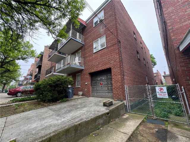  7 BR,  5.00 BTH &nbsp;House style home in Elmhurst