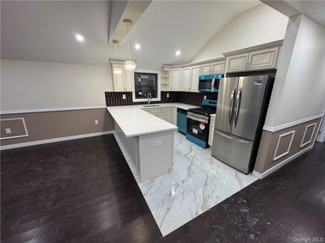  4 BR,  2.00 BTH &nbsp;Colonial style home in Jamaica