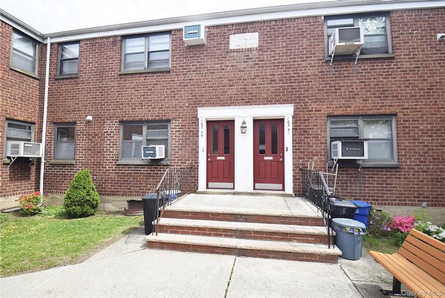  1 BR,  1.00 BTH &nbsp;Garden style home in Whitestone