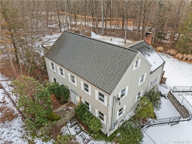  6 BR,  9.00 BTH &nbsp;Colonial style home in Suffern