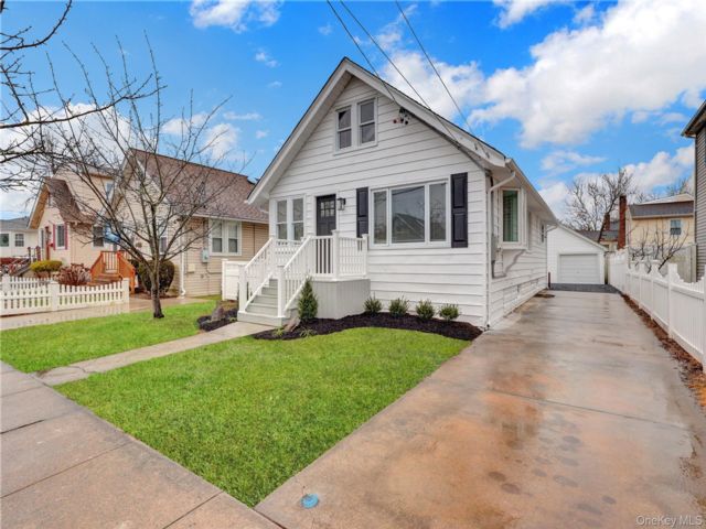  3 BR,  1.00 BTH &nbsp;Cape cod style home in Baldwin