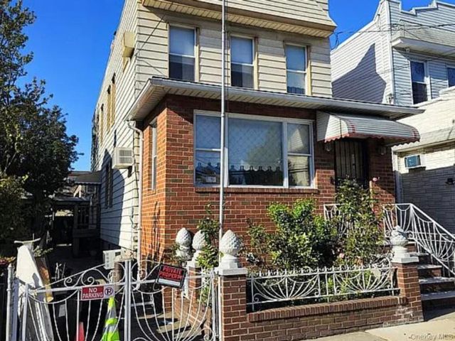  3 BR,  1.00 BTH &nbsp;Colonial style home in Maspeth