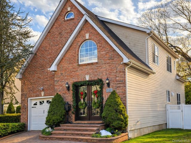  4 BR,  3.00 BTH &nbsp;Colonial style home in East Meadow
