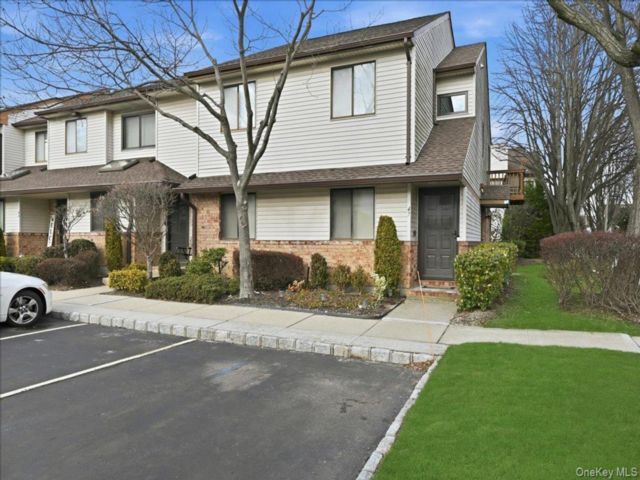  1 BR,  2.00 BTH &nbsp;Condo style home in Wantagh