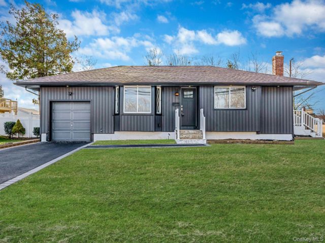  3 BR,  2.00 BTH &nbsp;Ranch style home in Deer Park