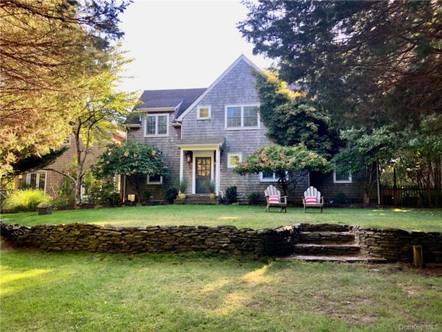 4 BR,  6.00 BTH &nbsp;Traditional style home in East Hampton