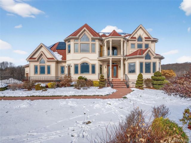  5 BR,  5.00 BTH &nbsp;Contemporary style home in Newburgh