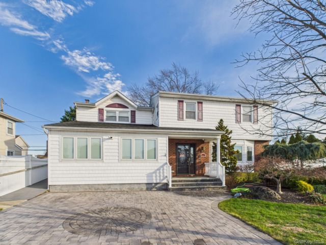  5 BR,  5.00 BTH &nbsp;Colonial style home in Wantagh