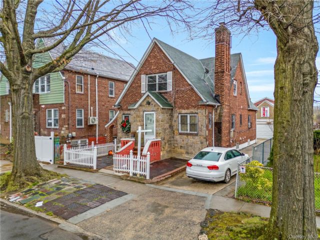  5 BR,  2.00 BTH &nbsp;House style home in Flushing