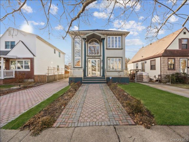  5 BR,  4.00 BTH &nbsp;Colonial style home in Glen Oaks