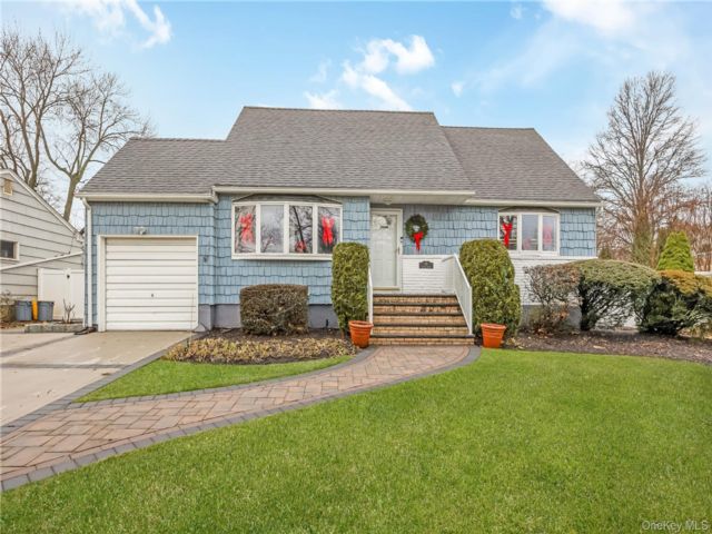  4 BR,  2.00 BTH &nbsp;Cape cod style home in Farmingdale