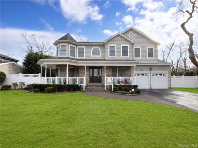  5 BR,  3.00 BTH &nbsp;Colonial style home in North Massapequa