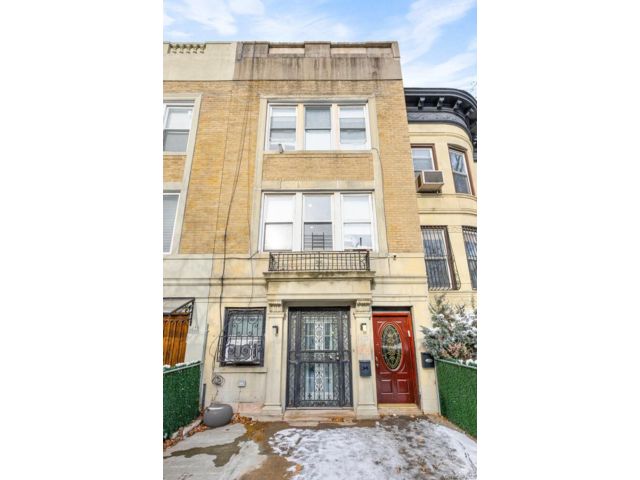  6 BR,  3.00 BTH &nbsp;House style home in Crown Heights