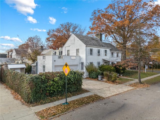  6 BR,  3.00 BTH &nbsp;Colonial style home in Flushing