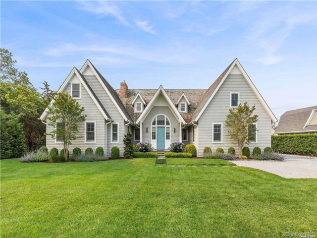  4 BR,  4.00 BTH &nbsp;Post modern style home in Remsenburg