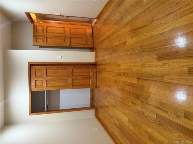  3 BR,  2.00 BTH &nbsp;House style home in Elmhurst