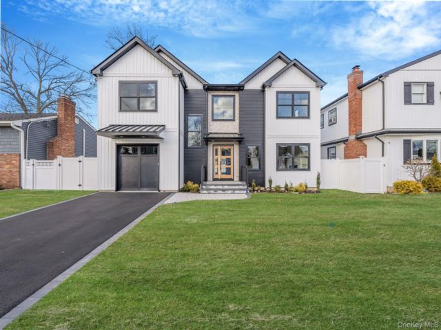  5 BR,  4.00 BTH &nbsp;Colonial style home in Massapequa Park