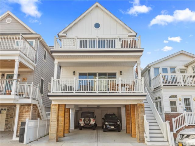  3 BR,  2.00 BTH &nbsp;Contemporary style home in Long Beach