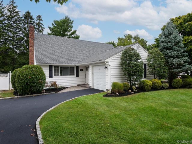  4 BR,  2.00 BTH &nbsp;Ranch style home in Dix Hills