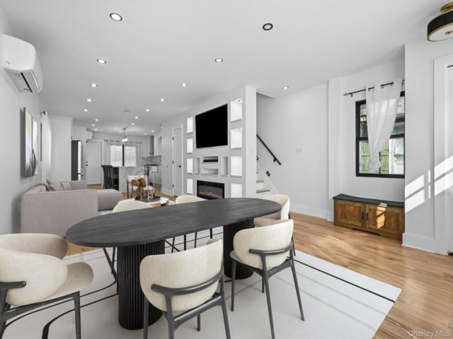  3 BR,  3.00 BTH &nbsp;Colonial style home in Forest Hills